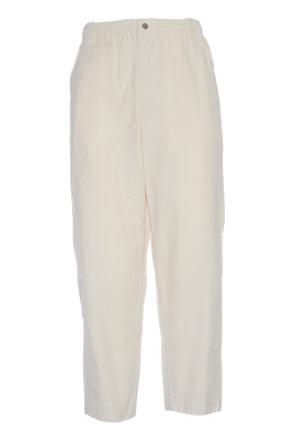 pantalon-creme-pour-une-tenue-decontractee-elegante