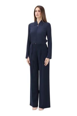 combinaison-elegante-bleue-avec-ceinture