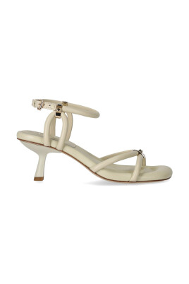 sandale-a-talon-en-cuir-creme-avec-clous