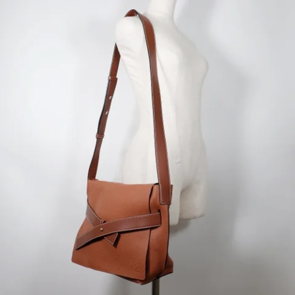 Loewe Pre-owned Fabric shoulder-bags Brown Dames