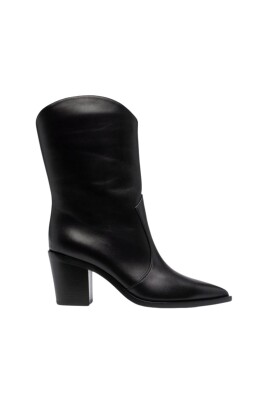 black-leather-pointed-toe-boots
