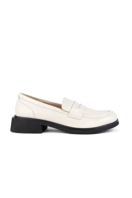 Vita eleganta stängda loafers för kvinnor