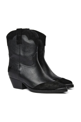 western-inspired-leather-boots-with-pointed-toe
