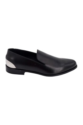 black-flat-shoes-with-metal-logo-detail