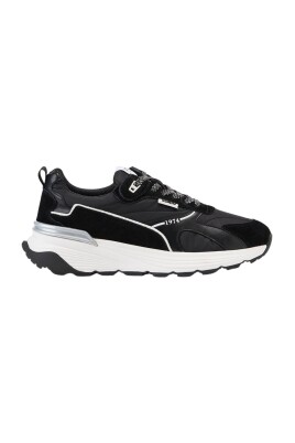 baskets-de-course-noires-et-blanches