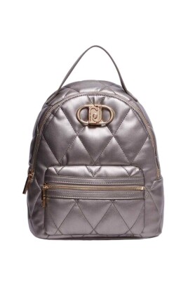 vadderad-ryggsack-med-metalllogo