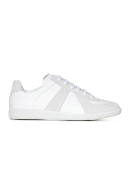white-sneakers-with-lace-up-fastening