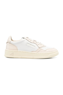 baskets-blanches-a-bout-perfore-et-lacets