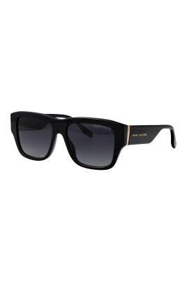 lunettes-de-soleil-elegantes-pour-une-journee-ensoleillee