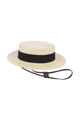 beige-straw-hat-med-sorte-detaljer