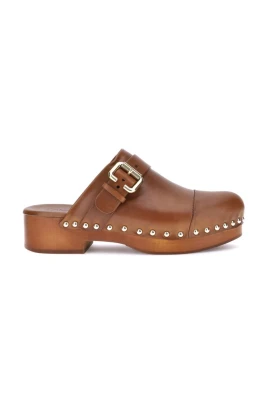 Jeannette Mules med Träplattform