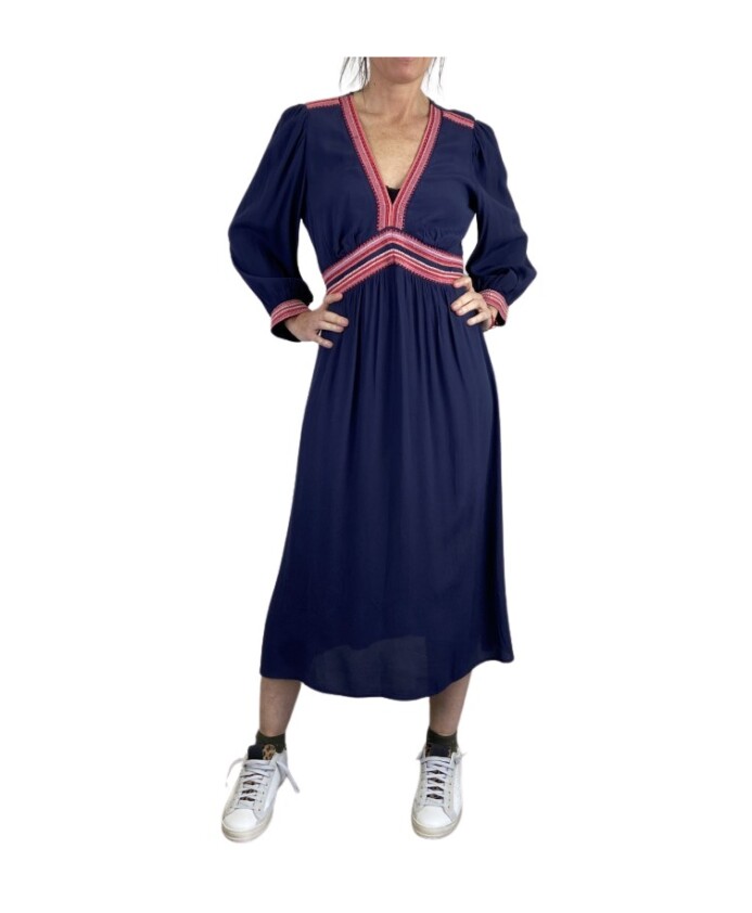 robe-a-manches-longues-avec-detail-rouge