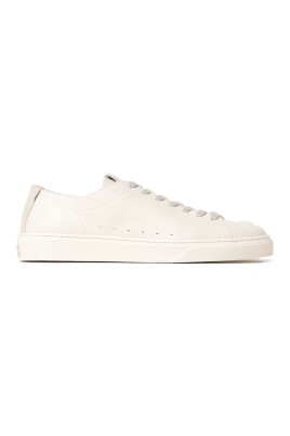 sneakers-beige-pour-un-look-elegant