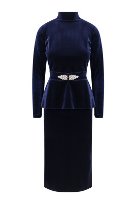 robe-elegante-a-col-roule-avec-ceinture-en-strass