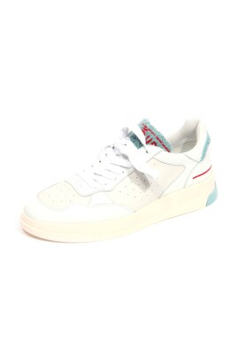 lav-laeder-sneakers-hvid-himmel