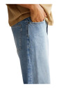 jean-bleu-avec-details-de-couture-subtils