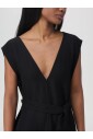 elegante-robe-trapeze-noire-a-col-v