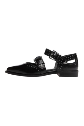 stiliga-loafers-med-spannen-och-nitar