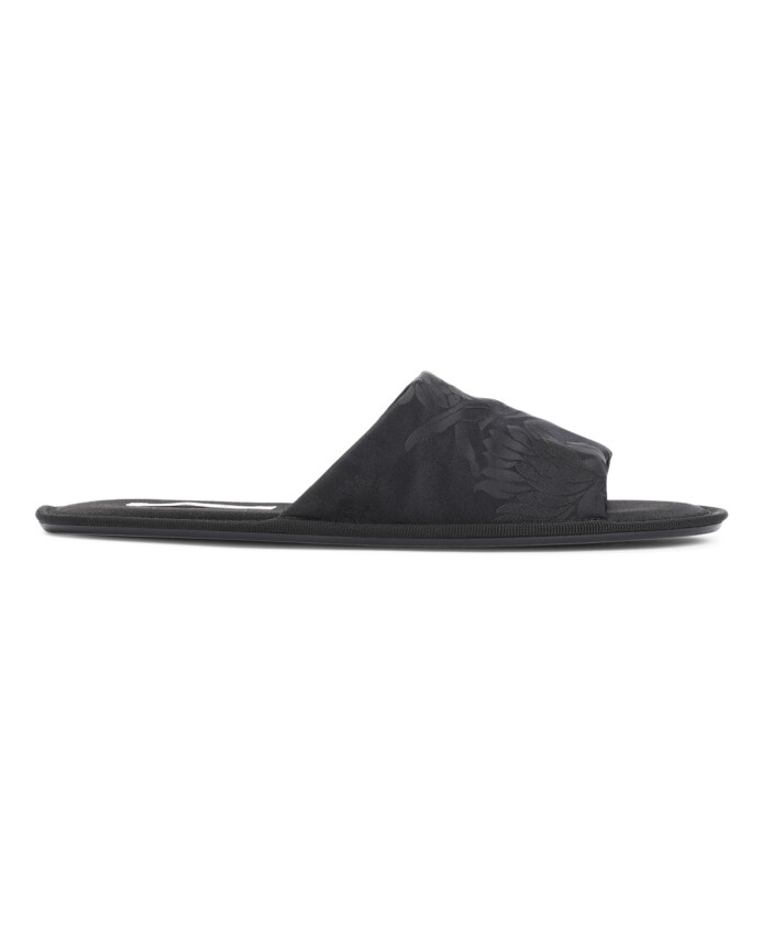black-sandals-elevate-style-comfort