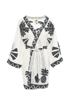 hvid-kimono-kjole-med-broderi