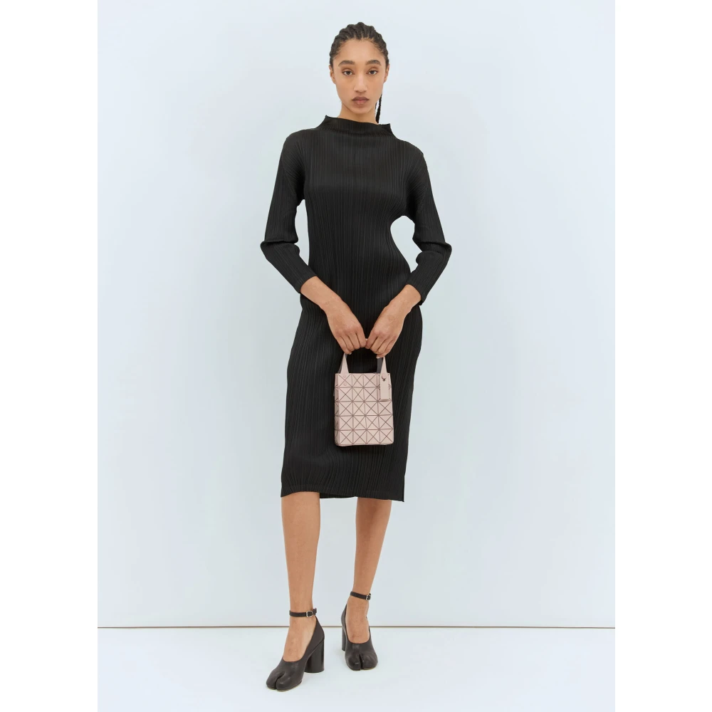 Issey Miyake Geplooide hoge hals midi jurk Black Dames