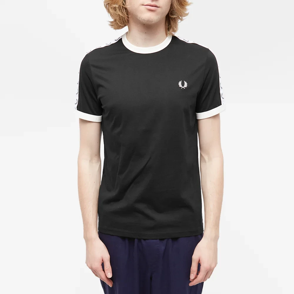 Fred Perry Taped Ringer T-Shirt met Laurel Crown Mouw Detail Black Heren