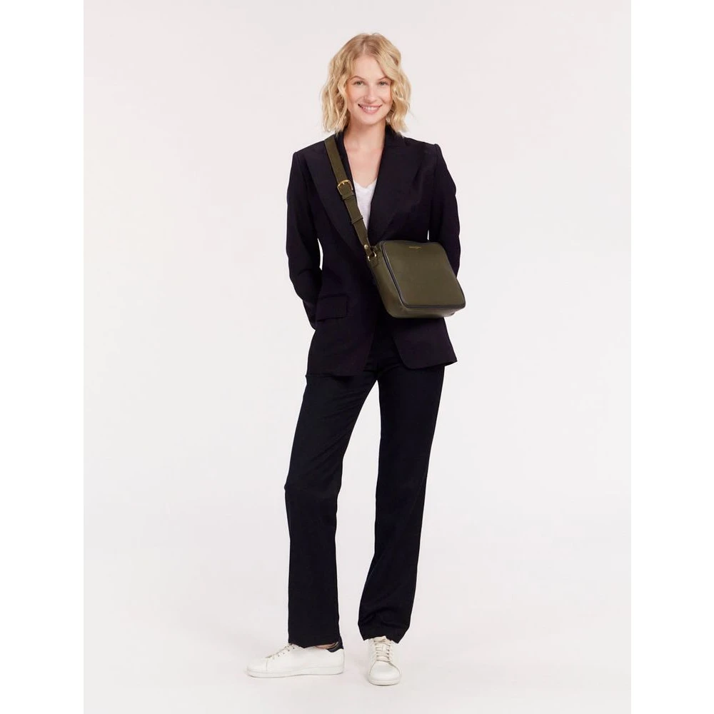 Ines De La Fressange Paris Marcia L schoudertas khaki leer met marineblauwe afwerking Green Dames