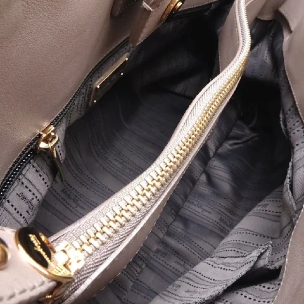 Salvatore Ferragamo Pre-owned Leather totes Gray Dames