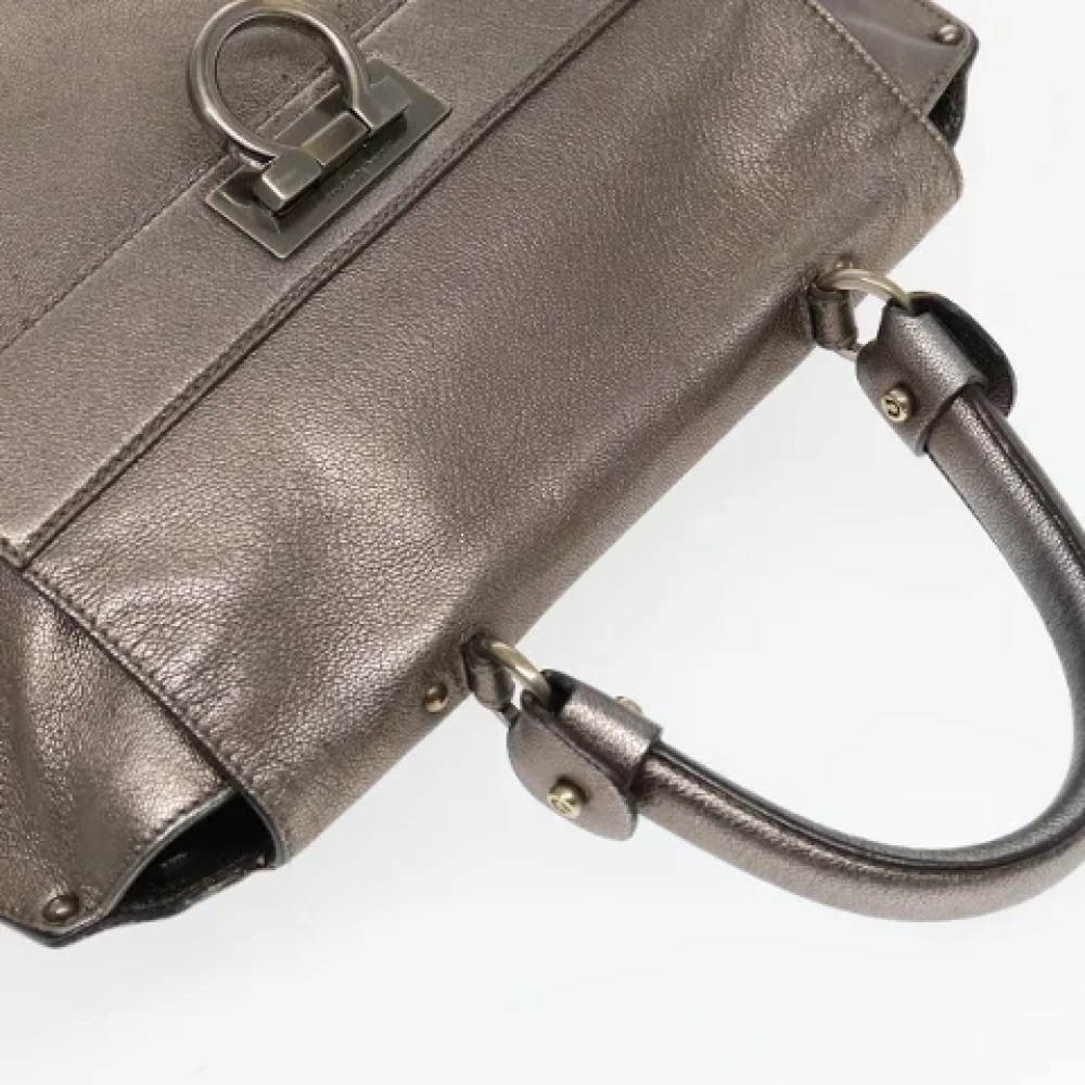 Salvatore Ferragamo Pre-owned Leather handbags Gray Dames