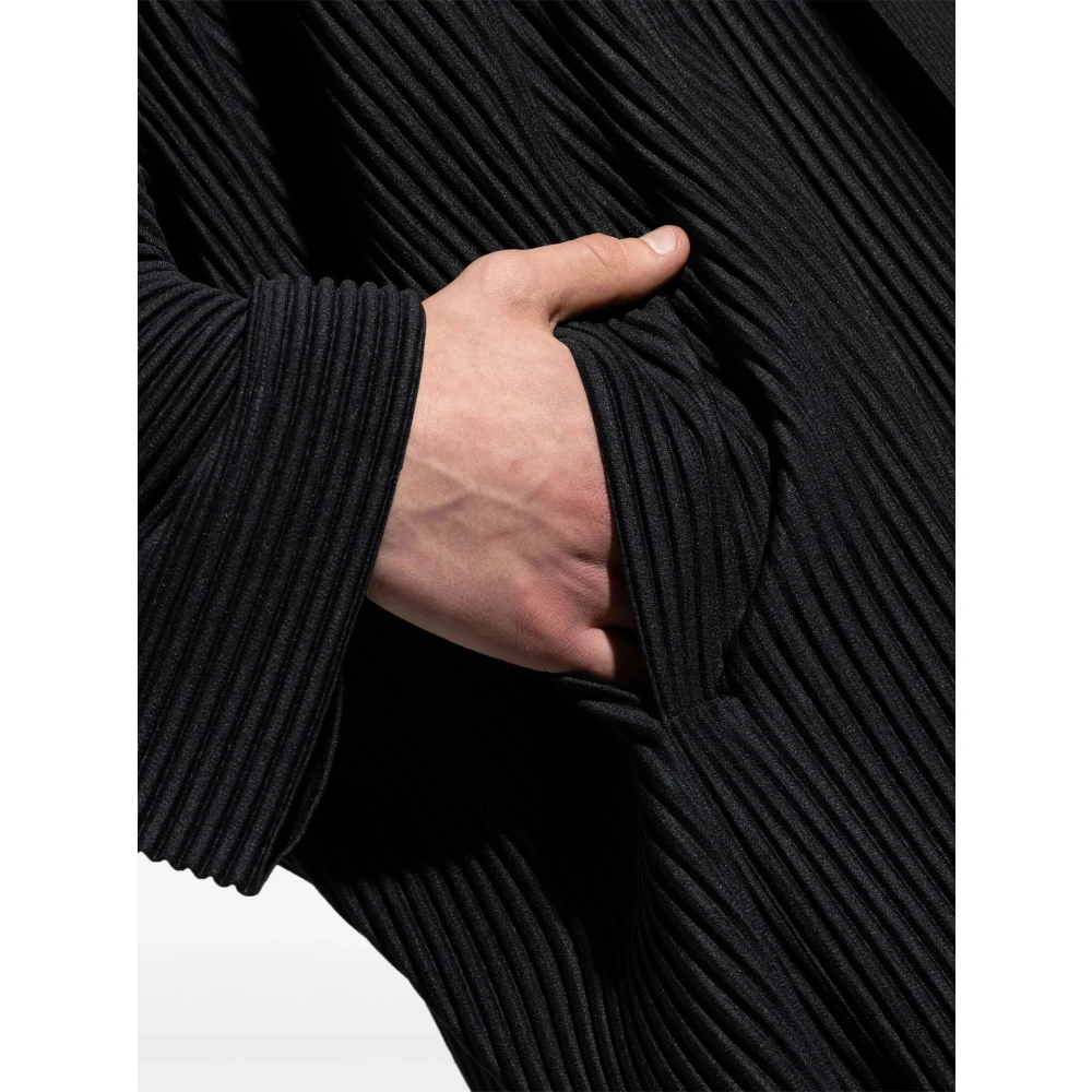 Issey Miyake Zwarte Decemberjas met Unieke Details Black Heren