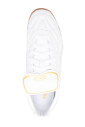 witte-veterschoenen-met-merkdetails