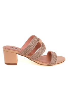 Sandaler med strassutsmyckning