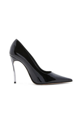 black-heeled-vernice-pumps