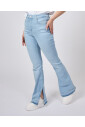 blauwe-bootcut-jeans-met-splitten