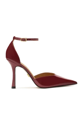 Maroon halvöppna pumps i lackläder med öppen tå
