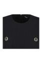 robe-noire-ajustee-avec-details-de-boutons