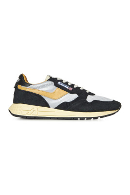 sneakers-noires-avec-inserts-en-nylon-reflechissant