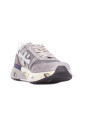 baskets-grises-en-daim-logo-semelle-en-caoutchouc