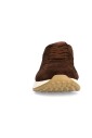 bruine-suede-sneakers-met-witte-zool