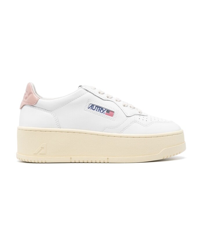 sneakers-blanches-design-elegant-tenue-decontractee
