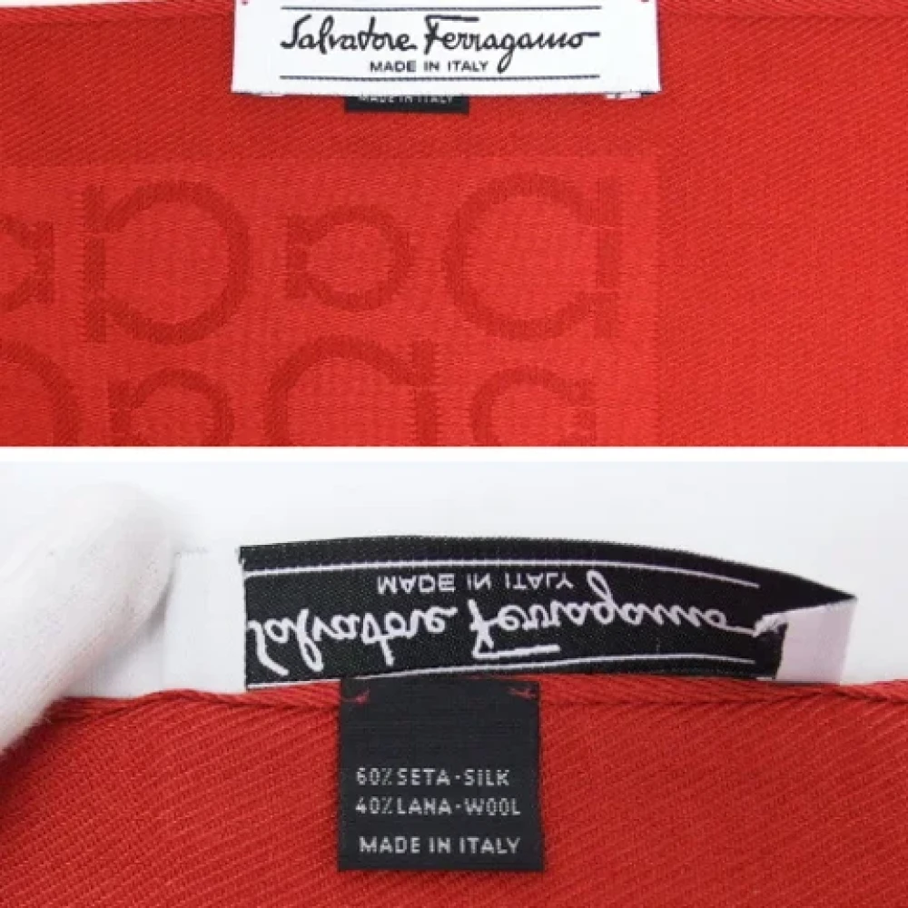 Salvatore Ferragamo Pre-owned Silk scarves Red Dames