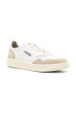 baskets-blanches-a-lacets-et-bout-rond