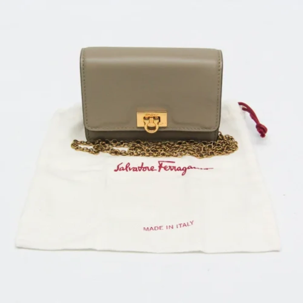 Salvatore Ferragamo Pre-owned Leather shoulder-bags Beige Dames
