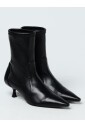 bottines-en-daim-a-bout-pointu