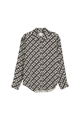 bluse-med-trykt-logo-og-afrundet-kant