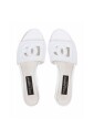 chaussures-plates-blanches-en-cuir-avec-logo