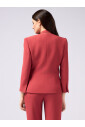 veste-structuree-avec-fleur-decorative