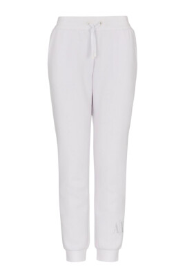 white-jogger-pants-casual-style
