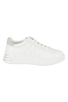 baskets-blanches-et-argentees-a-lacets
