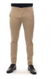 Pantalones con un brazalete